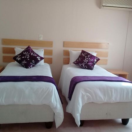 Pentagon Guesthouse Bloemfontein Bagian luar foto
