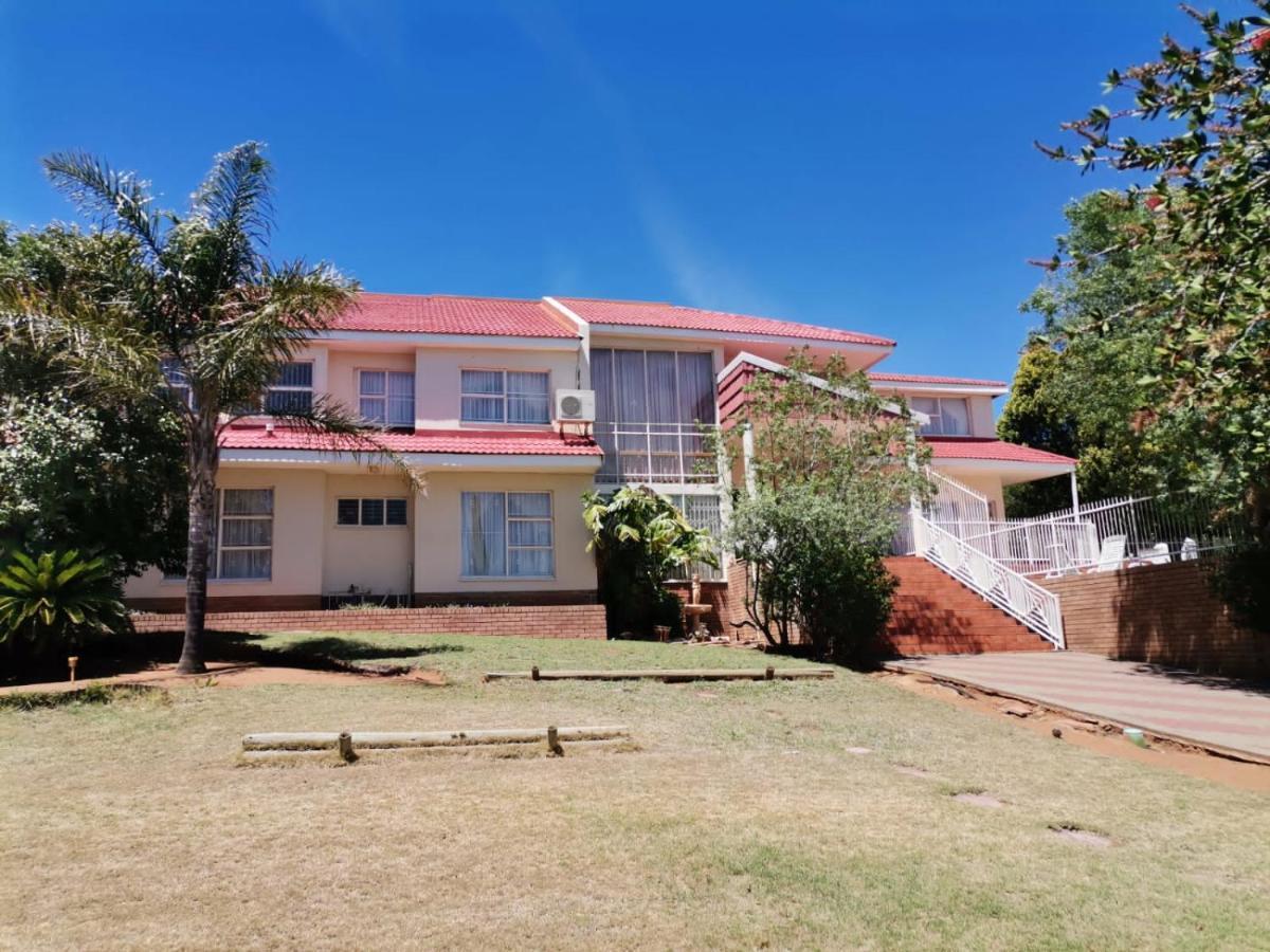 Pentagon Guesthouse Bloemfontein Bagian luar foto