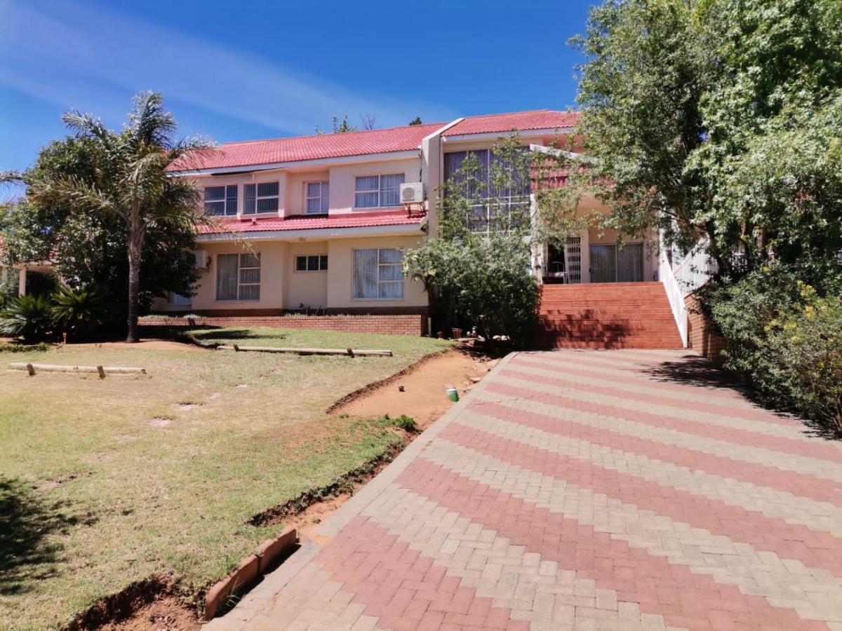 Pentagon Guesthouse Bloemfontein Bagian luar foto