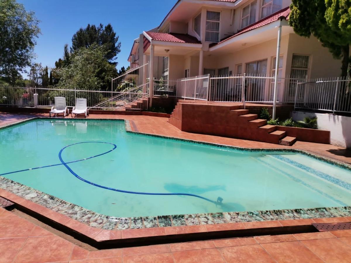 Pentagon Guesthouse Bloemfontein Bagian luar foto
