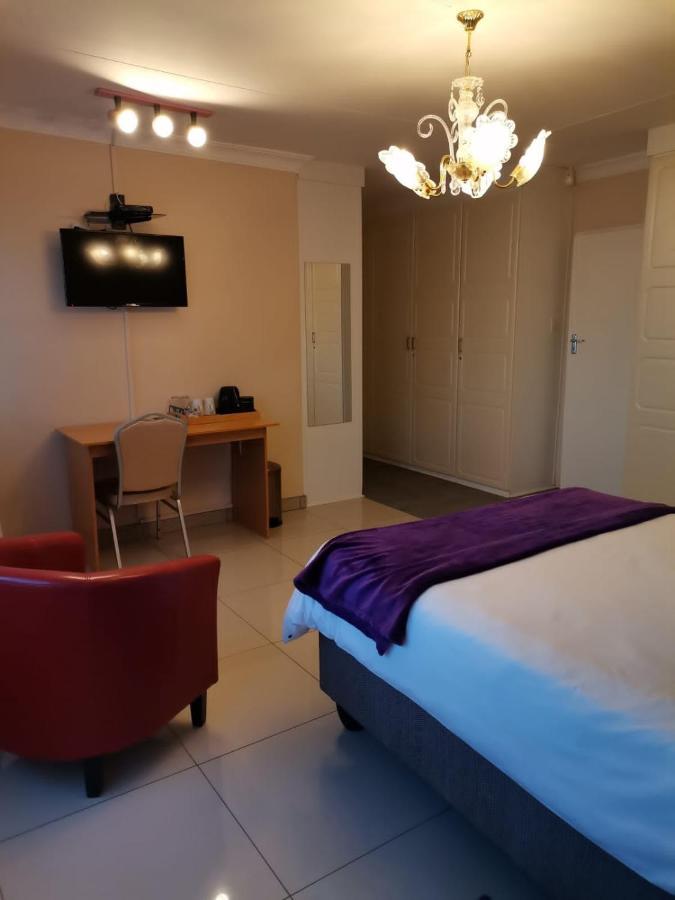 Pentagon Guesthouse Bloemfontein Bagian luar foto