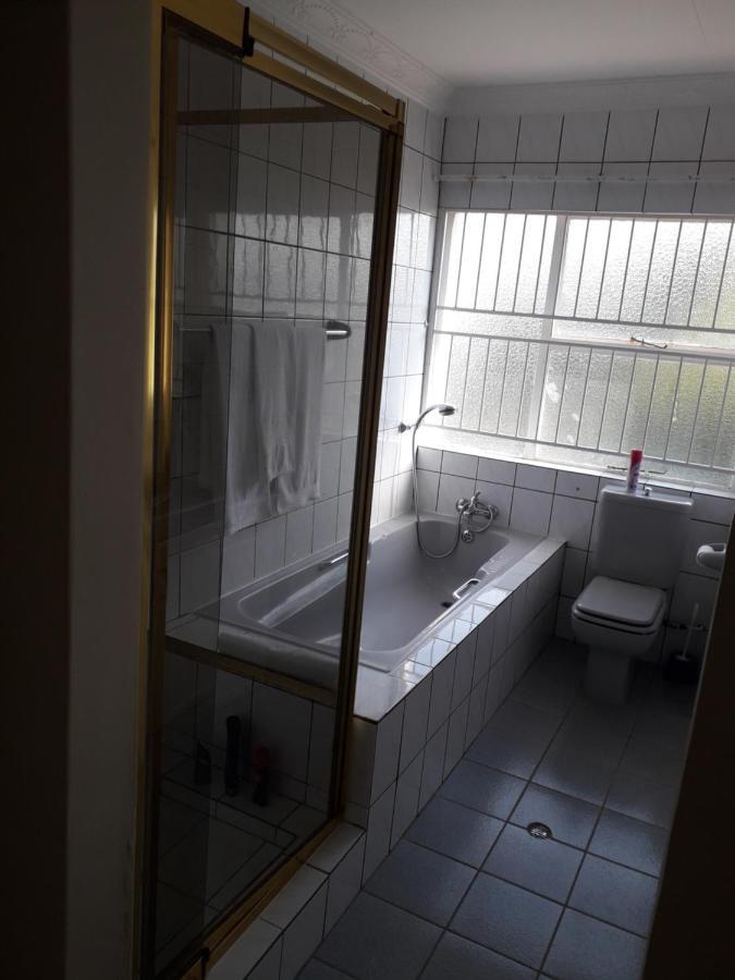 Pentagon Guesthouse Bloemfontein Bagian luar foto