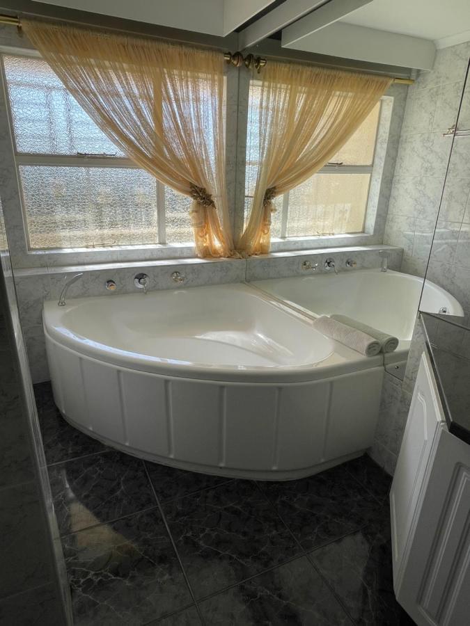 Pentagon Guesthouse Bloemfontein Bagian luar foto