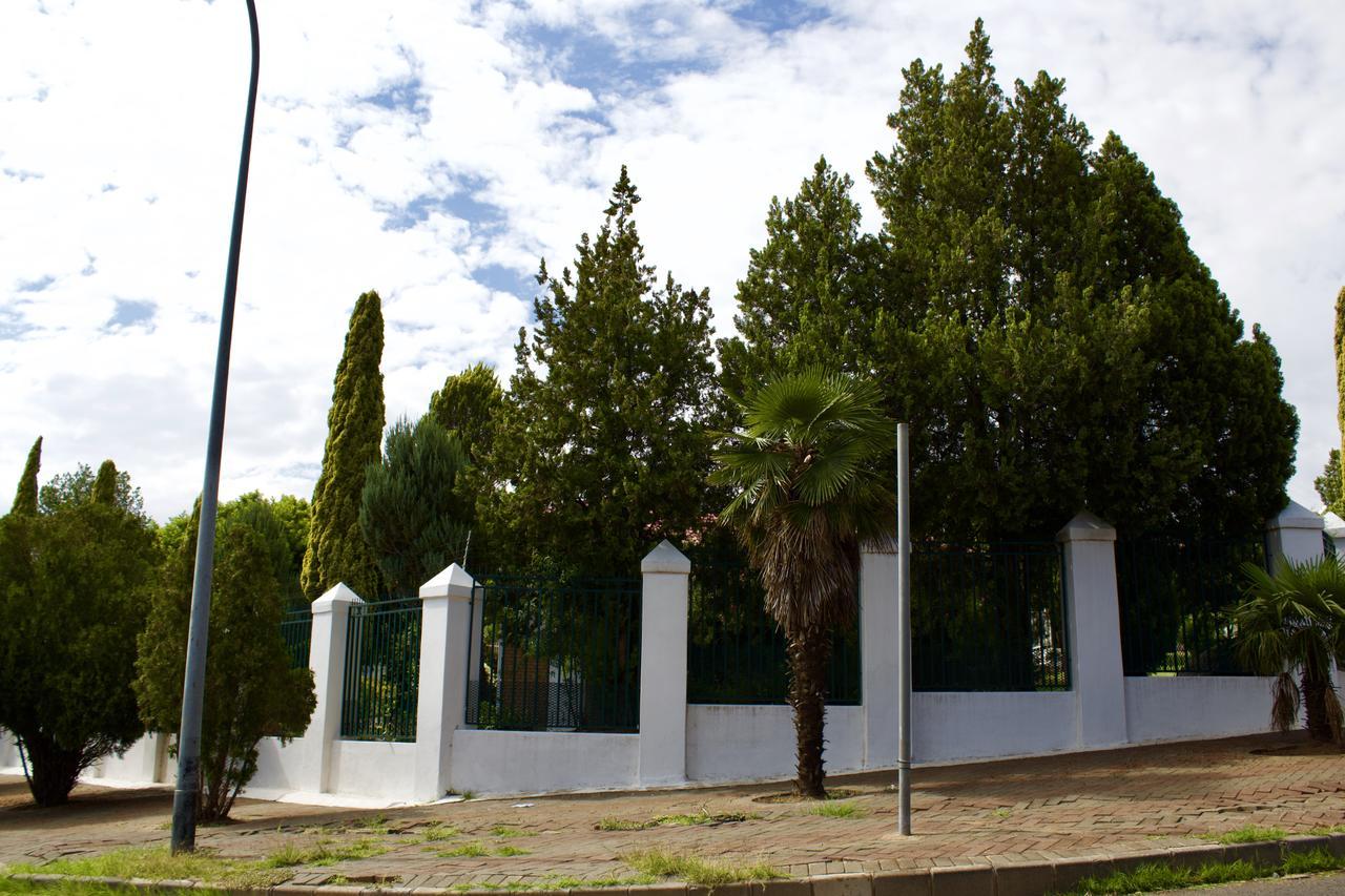 Pentagon Guesthouse Bloemfontein Bagian luar foto