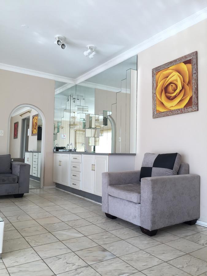 Pentagon Guesthouse Bloemfontein Bagian luar foto